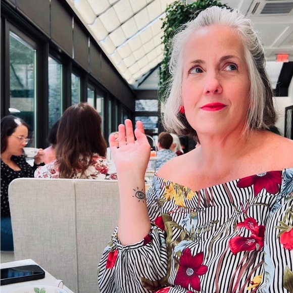 Meet your Posher, Jennifer - Picture 1 of 1